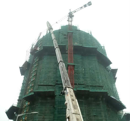通化市吊车在工地上作业